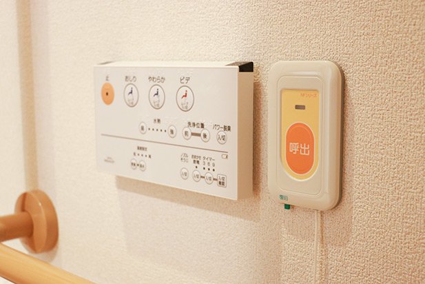 呼び出しボタン：すべての居室、トイレ、浴室などに設置。専門スタッフが24時間対応します。