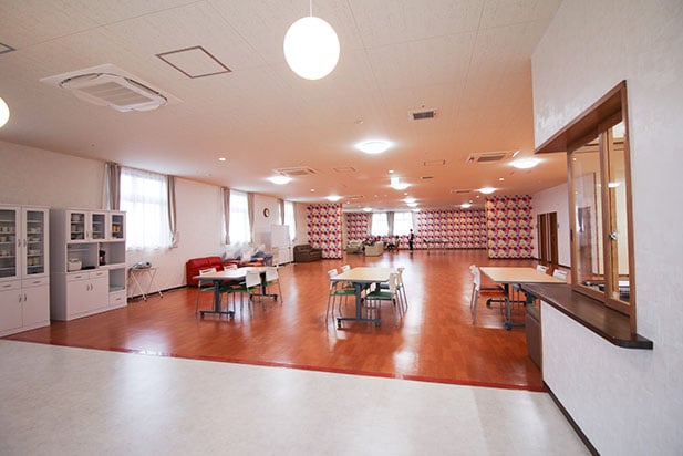 青森県内でも屈指の広さを誇る訓練室。多彩な活動で利用者さまの自立を支援します。
