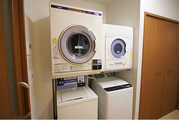 コインランドリー：全自動式の洗濯機と乾燥機を完備しています。